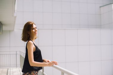 şort ve tişört ayakta bolkone mesafe içine arıyorum güzel ince kız