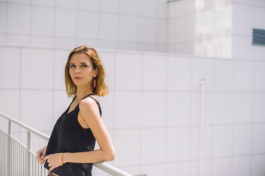 şort ve tişört ayakta bolkone mesafe içine arıyorum güzel ince kız