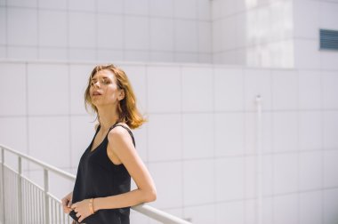 şort ve tişört ayakta bolkone mesafe içine arıyorum güzel ince kız