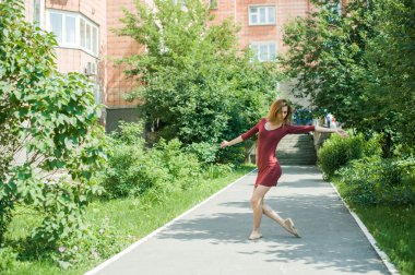 bahçede dans kızı