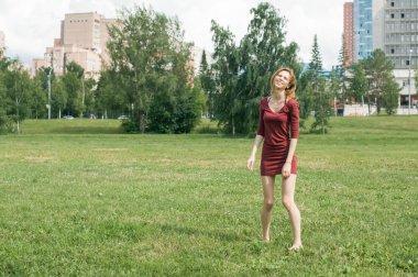 Kız bir poz şehrin zemin karşı