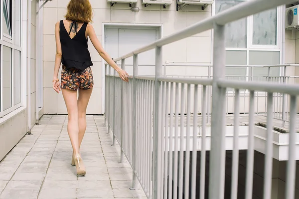 아름 다운 몸 가진 어린 소녀 거리 마당에 산책 — 스톡 사진