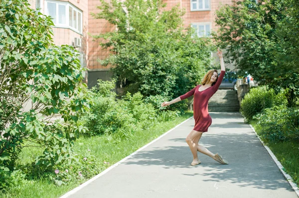 Menina dançando no quintal — Fotografia de Stock