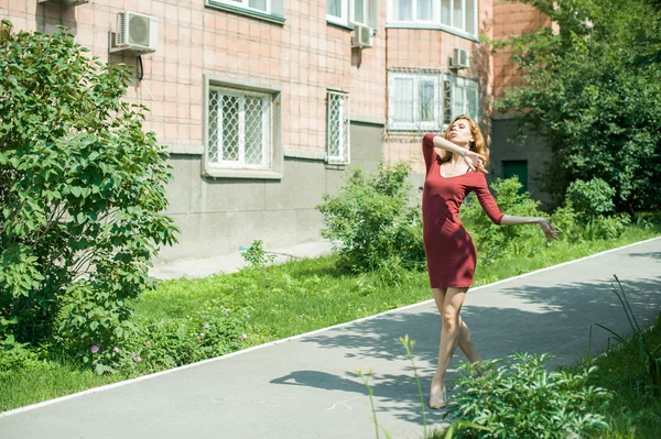 Chica bailando en el patio — Foto de Stock