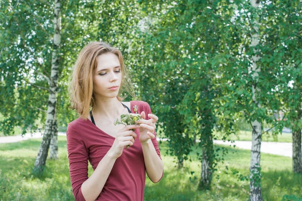 Menina com flores na mão — Fotografia de Stock