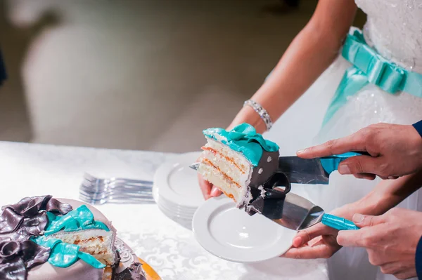 Mari et femme, le couple a coupé le couteau à gâteau de mariage — Photo