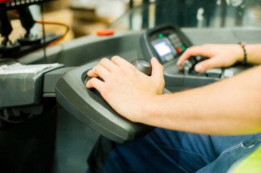 sürücü Reachtruck meşgul çalışma lojistik ambar deposunda