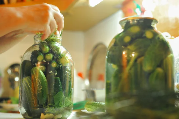 Les gens se préparent dans la cuisine. marinage des concombres, préparation pour le salage hivernal . — Photo