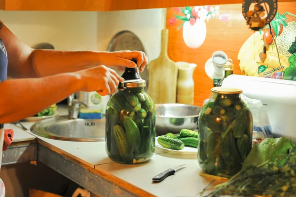 Люди готуються на кухні. соління огірків, підготовка до зимової соління . — стокове фото