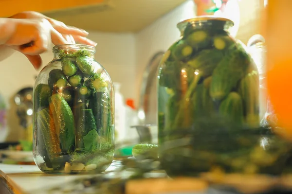 La gente se está preparando en la cocina. Pepinos en vinagre, preparación para el salazón de invierno . —  Fotos de Stock