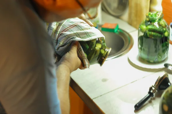 La gente se está preparando en la cocina. Pepinos en vinagre, preparación para el salazón de invierno . —  Fotos de Stock