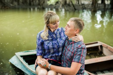 aşık adam ve kız zaman harcamak tekneler arka plan nehir kıyısında yürürken