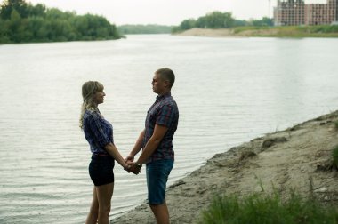 aşık adam ve kız zaman harcamak tekneler arka plan nehir kıyısında yürürken