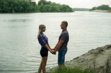 aşık adam ve kız zaman harcamak tekneler arka plan nehir kıyısında yürürken