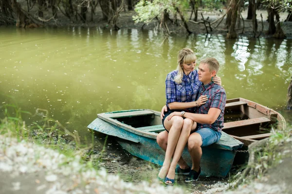 Ερωτευμένος ο τύπος και το κορίτσι περάσουν χρόνο περπατώντας στην όχθη του ποταμού σε βάρκες φόντο — Φωτογραφία Αρχείου