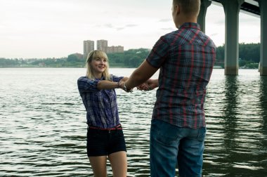 sevgi, adam ve nehrin kıyısı yürüyen kadın genç Çift