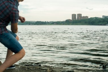 sevgi, adam ve nehrin kıyısı yürüyen kadın genç Çift