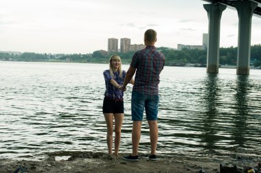 sevgi, adam ve nehrin kıyısı yürüyen kadın genç Çift