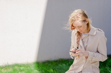 şık kız smartphone sms gönderir, aşırı tepki Interent sörf