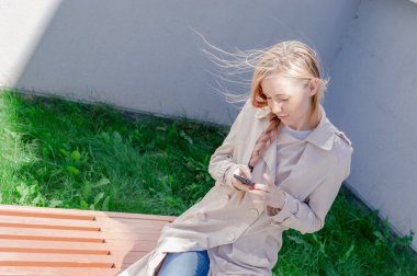 şık kız smartphone sms gönderir, aşırı tepki Interent sörf