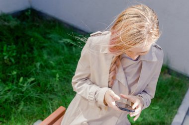 şık kız smartphone sms gönderir, aşırı tepki Interent sörf