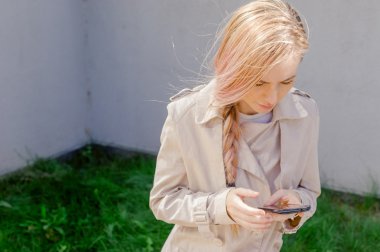 şık kız smartphone sms gönderir, aşırı tepki Interent sörf