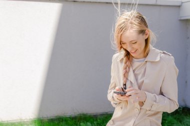 şık kız smartphone sms gönderir, aşırı tepki Interent sörf