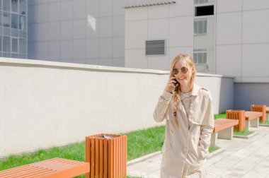 sokakta cep telefonuyla konuşurken kız