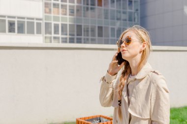 sokakta cep telefonuyla konuşurken kız