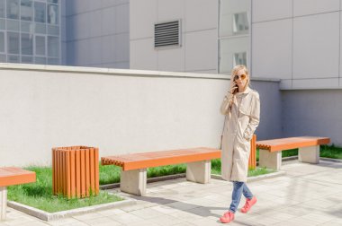 sokakta cep telefonuyla konuşurken kız