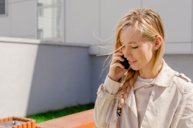 sokakta cep telefonuyla konuşurken kız