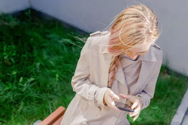 şık kız smartphone sms gönderir, aşırı tepki Interent sörf