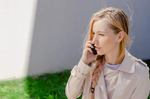 Девушка разговаривает по мобильному телефону на улице — стоковое фото