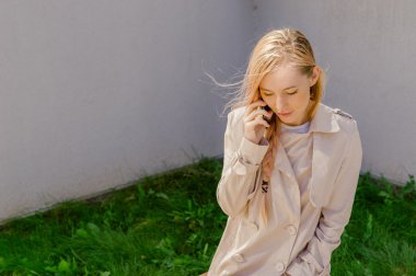 sokakta cep telefonuyla konuşurken kız