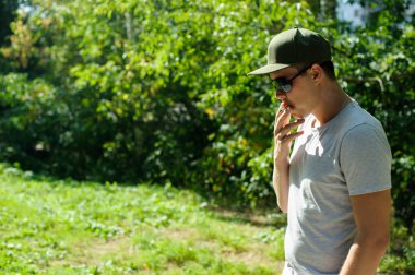 genç bir adam Sigara