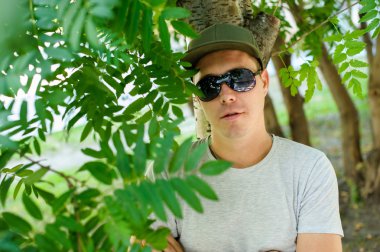 güneş gözlüklü genç adam