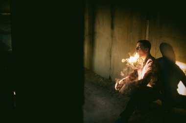 adam bir ekose gömlek ve kot pantolon, elektronik sigara içiyor