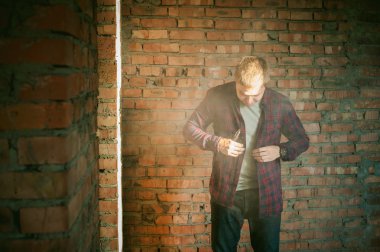 adam bir ekose gömlek ve kot pantolon, duman ve buharlaşma Buhar mekanik bir aygıt üfleme elektronik sigara, Sigara içiyor. moda hobi, Sigara, gliserin bulutlar için alternatif