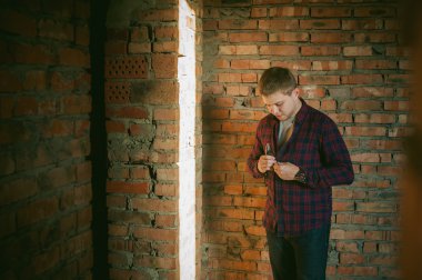 adam bir ekose gömlek ve pantolon ishal vape suyu elektronik sigara. O mekanik bir mod ile BKİ tutar. 