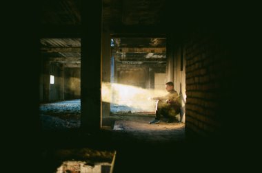 adam bir ekose gömlek ve kot pantolon, elektronik sigara içiyor