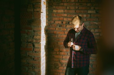 adam bir ekose gömlek ve pantolon ishal vape suyu elektronik sigara. O mekanik bir mod ile BKİ tutar. 