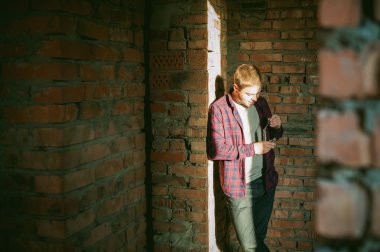 adam bir ekose gömlek ve pantolon ishal vape suyu elektronik sigara. O mekanik bir mod ile BKİ tutar. 