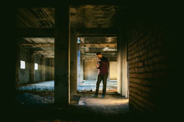 adam bir ekose gömlek ve kot pantolon, duman ve buharlaşma Buhar mekanik bir aygıt üfleme elektronik sigara, Sigara içiyor. moda hobi, Sigara, gliserin bulutlar için alternatif