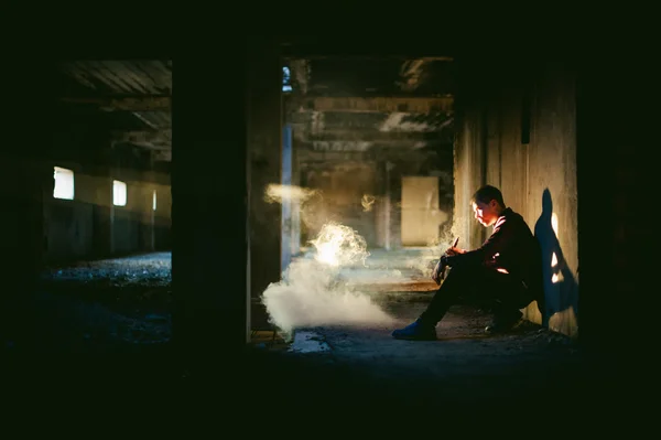 Adam bir ekose gömlek ve kot pantolon, duman ve buharlaşma Buhar mekanik bir aygıt üfleme elektronik sigara, Sigara içiyor. moda hobi, Sigara, gliserin bulutlar için alternatif — Stok fotoğraf