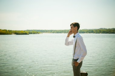 Cep telefonuyla konuşan adam