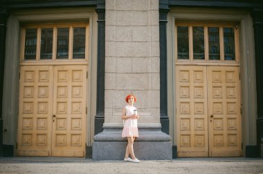 Bir fincan kahve içer