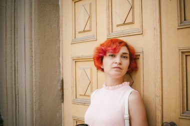 Bir fincan kahve içer