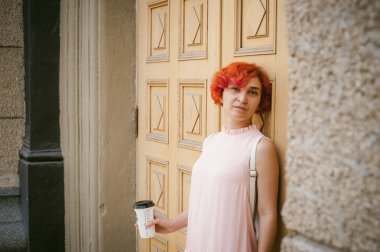 Bir fincan kahve içer