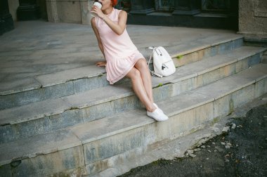 Bir fincan kahve içer