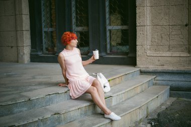 Bir fincan kahve içer